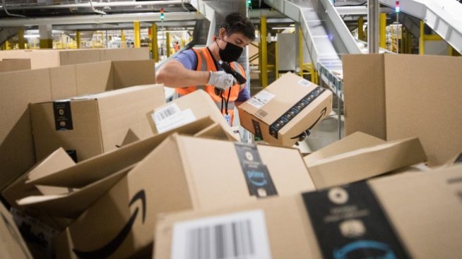 Amazon дава коледен бонус по 300 долара за &bdquo;работниците на първа линия&ldquo;