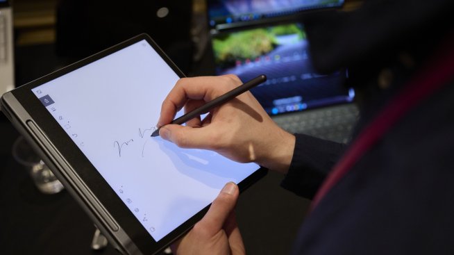 По-слабото търсене на компютри сви приходите на Lenovo с 24%