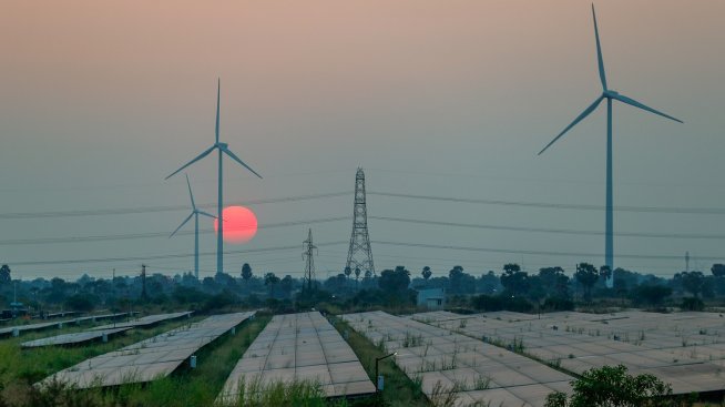 САЩ се отказват от битката за чиста енергия, изоставайки далеч зад Китай