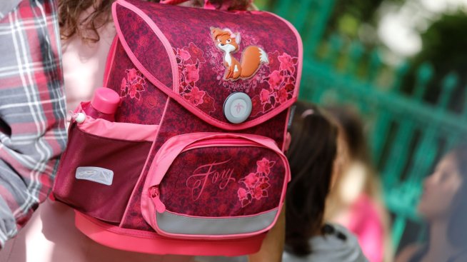 Службите приемат документи за помощта за ученици от първи до четвърти и осми клас