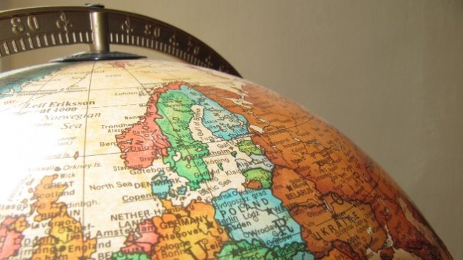 Графика на деня: Колко е дългът на глава на населението във всяка страна?