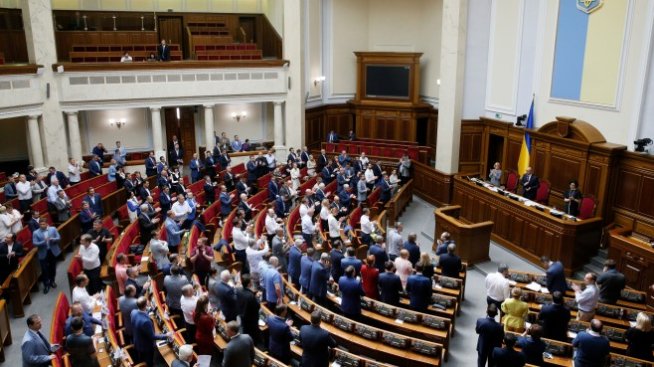 Украинският парламент запази правителството 