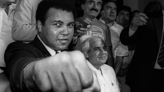 Продадоха на търг боксовите ръкавици на Мохамед Али от Битката на века