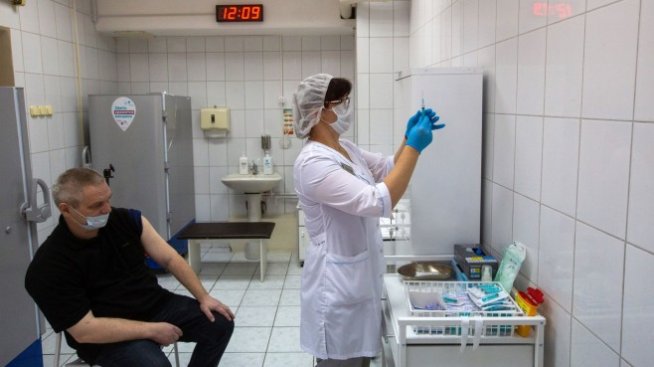 Москва започна масови ваксинации със Спутник V