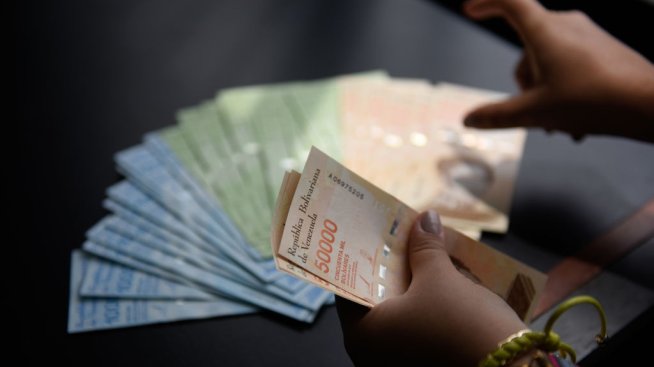 Курсът на венецуелския боливар спрямо долара е скочил с 480% със засилването на санкциите