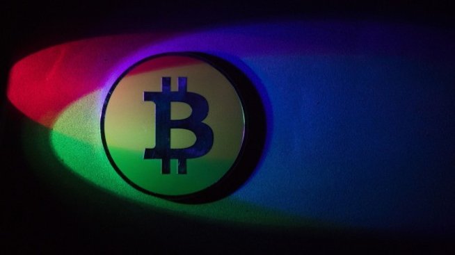 Скъпият петрол изпрати цената на биткойна на едноседмично дъно
