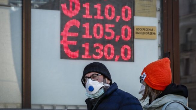 Руската рубла достигна ново рекордно ниско ниво в слаба офшорна търговия