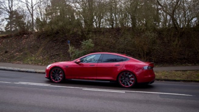 Клиенти на Tesla се оплакват, че колите им са пристигнали с по-слаб хардуер 