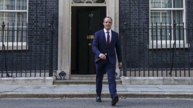 Кой е Доминик Рааб - човекът, който временно поема кормилото на Великобритания