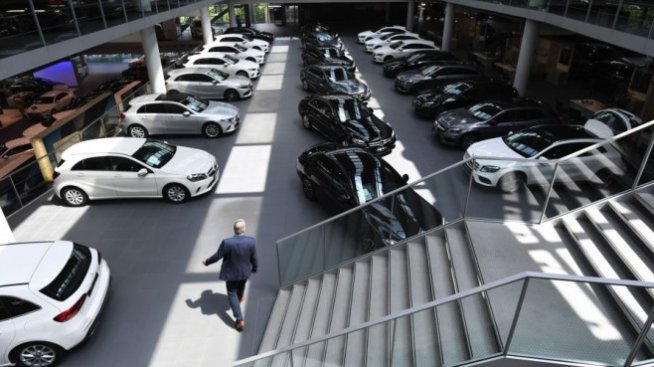 Продажбите на нови коли в България се сриват с 44,5% за полугодието