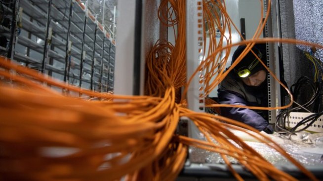 Цената на биткойна се е понижила с над 50% спрямо ноемврийския пик