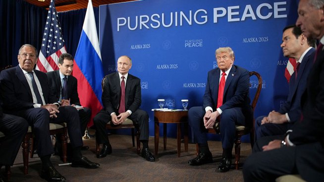 Срещата на Тръмп и Путин във формат &bdquo;три на три&ldquo; приключи, разговорите продължават