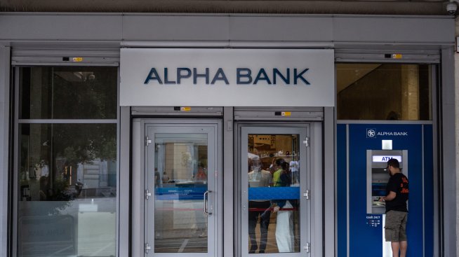 UniCredit увеличава дела си в Alpha Bank в подновена вълна от покупки
