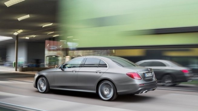 Mercedes увеличава дистанцията пред BMW на световния пазар 