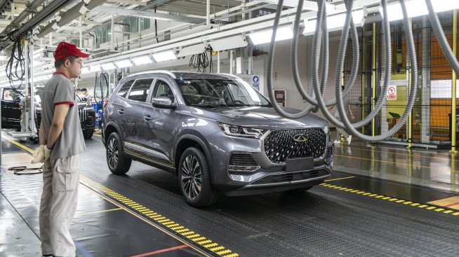 Кризата с горивата в Русия тласка повече купувачи към китайски електромобили