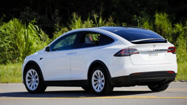 Tesla отлага по-широкия достъп до бета версията на своята автономна система