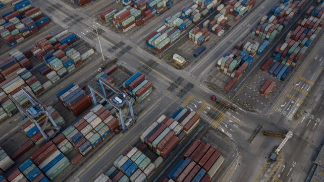 Растежът на китайския износ се забави до най-ниското си ниво от април