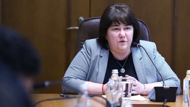 Велкова: Минималната заплата ще стане 940 лв. от догодина*