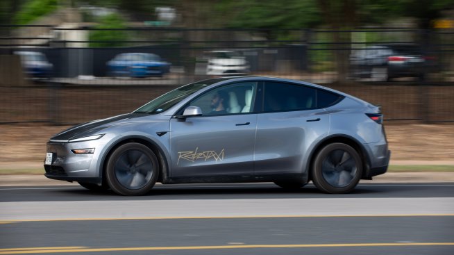 Мъск: Tesla напредва с роботакситата, но ѝ предстои още работа за премахване на шофьора