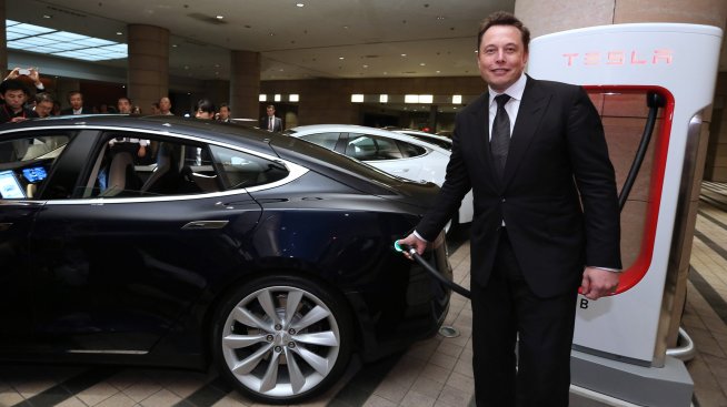 Tesla ще представи дълго отлагания си модел Roadster на 1 октомври