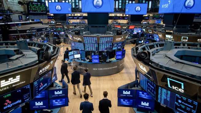 S&P 500 приключи сесията на сантиметър от историческия си връх