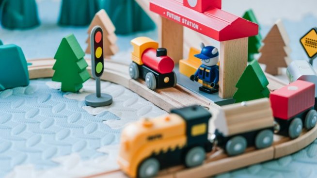 Детско влакче или кукла Барби? Защо да купиш, като можеш да наемеш