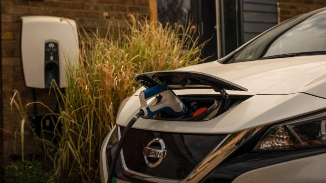 Nissan обмисля придобиването на 15% дял в електромобилния бизнес на Renault