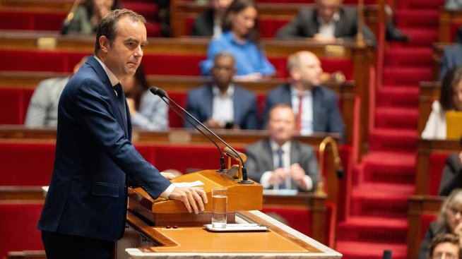 Льокорню преодоля вота на недоверие на крайнолевите, остава още един - на крайнодесните