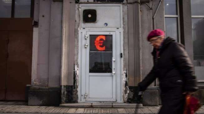 Еврото отчита най-голям спад като валута за международни разплащания от 2011 г.