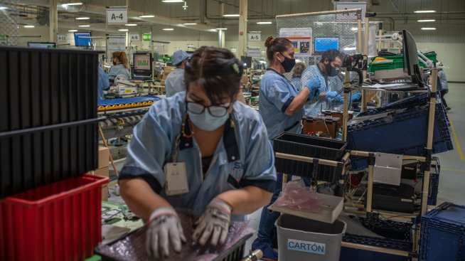 Фабричната активност в САЩ се подобрява, но остава в зоната на свиване през февруари