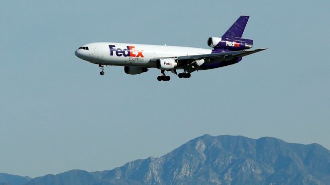 FedEx ще задържа своите пилоти с бонуси до 110 хил. долара