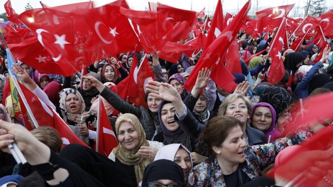 Турският финансов министър защити необичайния икономически модел на страната