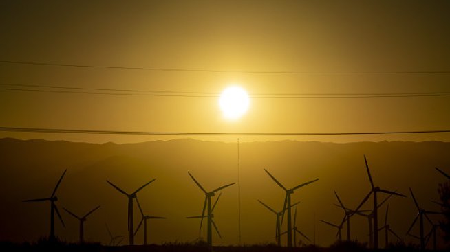 Залогът на Тръмп върху изкопаемите горива се оказва губещ