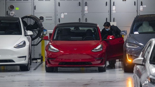 Tesla и Porsche помагат на електромобилите да оглавят три сегмента в Европа