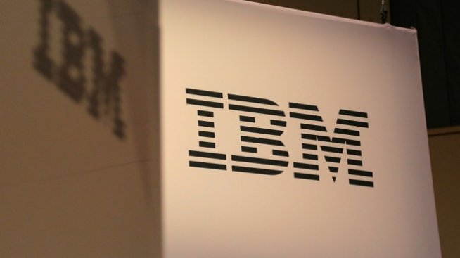 IBM надмина очакванията на инвеститорите, но приходите ѝ спадат отново