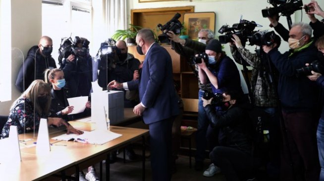 Румен Радев даде своя глас чрез машинен вот