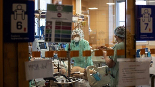 Контролът на страните от Източна Европа върху пандемията започва да се пропуква