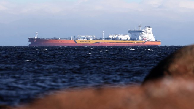 Санкционираните руски танкери продължават да изливат нефт в европейските морета 