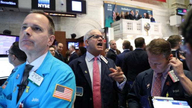 Wall Street отвори с понижения след срива в системата на Facebook*