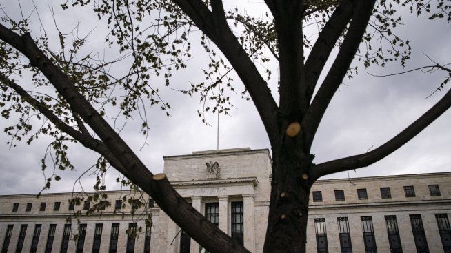 Банкери от Фед препоръчват лихвите да се задържат на по-високи нива