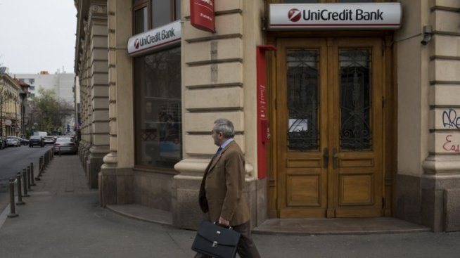 Unicredit напредва в преструктурирането си