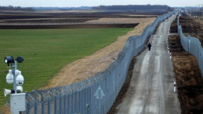 Унгария се бори с нелегалната миграция с високотехнологична ограда