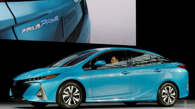 Toyota започва да трупа печалби от поетия риск с хибридите