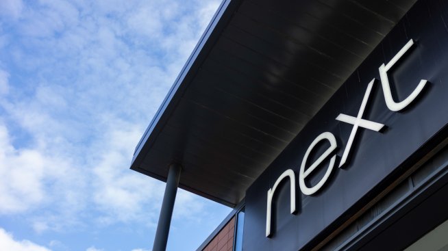 Акциите на Next се сринаха след предупреждение за по-предизвикателна година