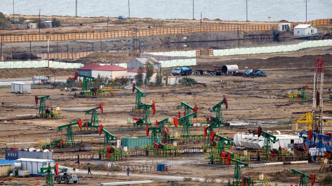 Съкращения на работната сила разтърсват световната петролна и газова индустрия