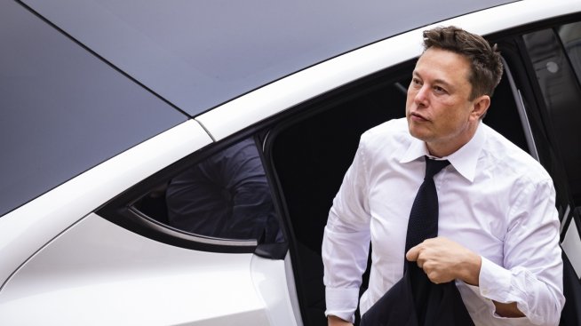 Мъск привлича директори от другите си компании, за да се справи с Twitter