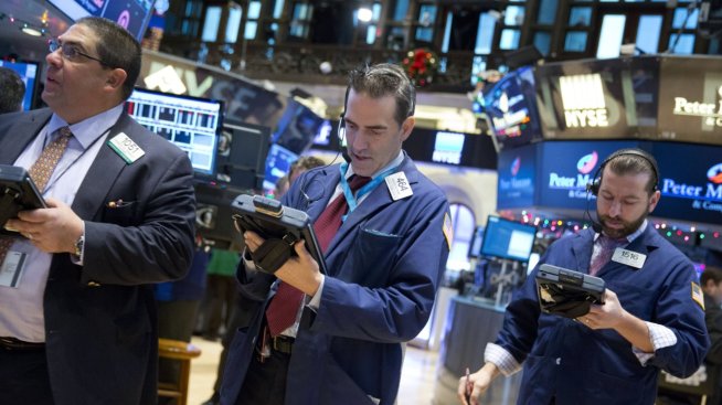 Страховете около спирането на работата на правителството помрачиха Wall Street