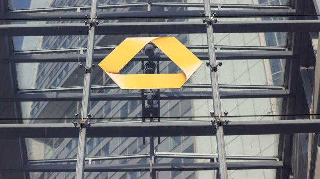 Нетната печалба на Commerzbank расте над три пъти за тримесечието