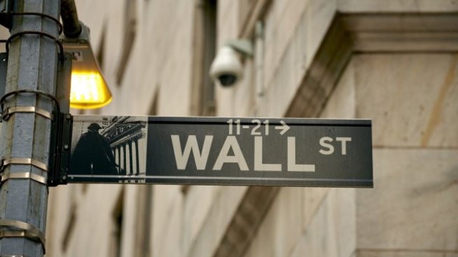 Технологичният индекс Nasdaq прескочи границата от 15 хил. пункта за първи път от две години