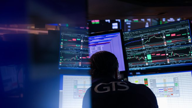 S&P 500 завърши сесията със спад но изпраща седмицата на зелено